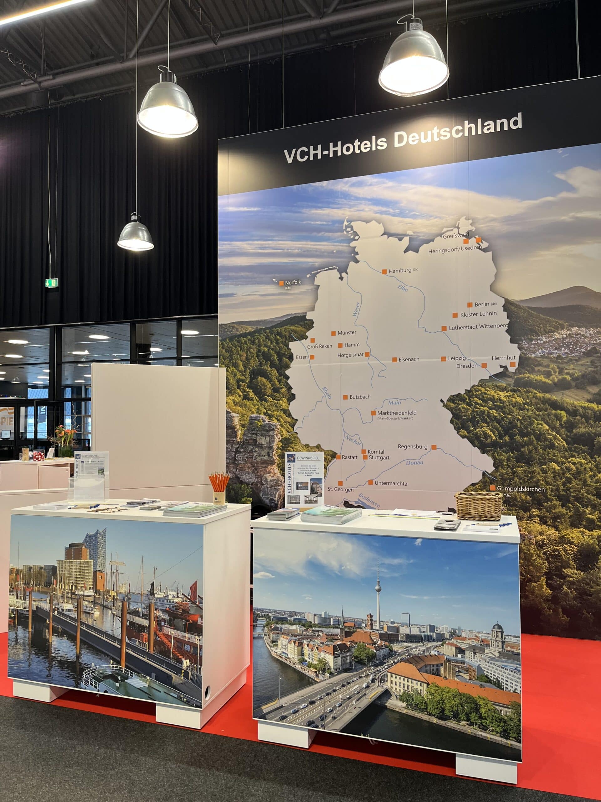 Messestand und Messeausstattung auf der Danish Travel 2026. Messe Display und 2 Stehpulte mit Landkarte und Panoramas von Hamburg und Berlin für VCH Hotels Deutschland von 2G Media & Marketing Werbeagentur Glonn Ebersberg Rosenheim