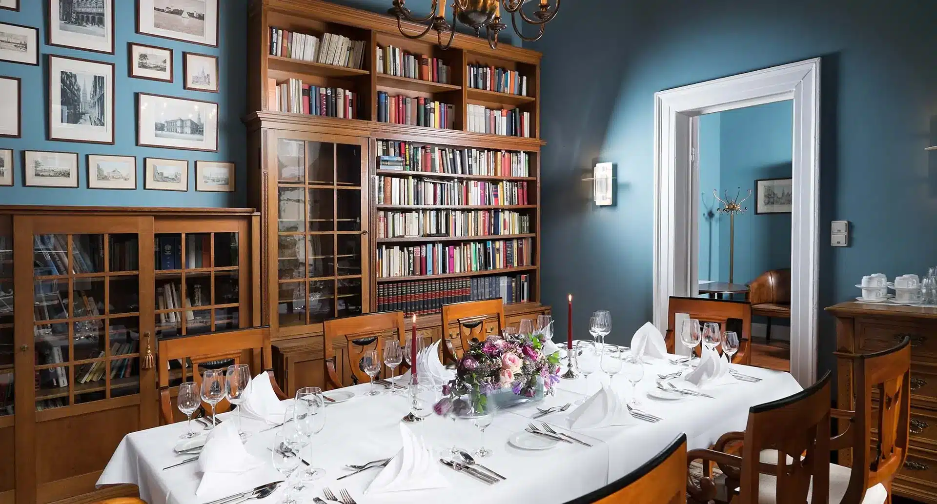 Bücherregal im Blauen Salong für die Website von 2G Media Agentur in Glonn