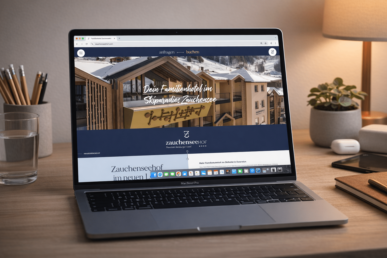 Laptop auf einem Tisch mit der Homepage vom Zauchenseehof auf dem Bildschirm